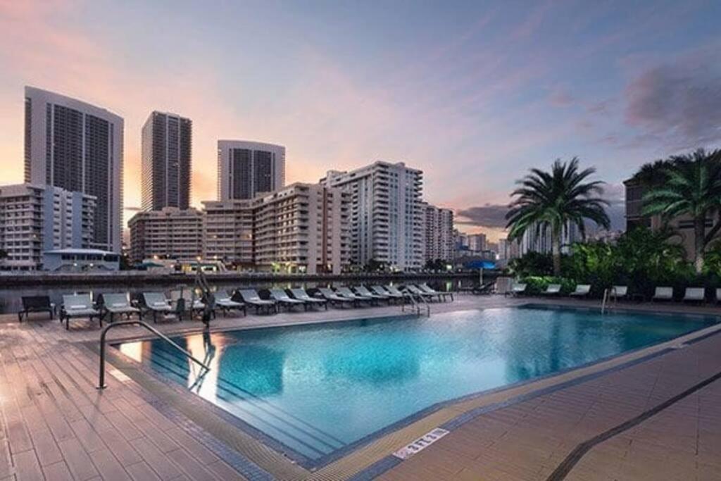 Ocean Views - Pool & Gym - Pet Friendly - Close To Beach Hallandale Beach Exterior photo