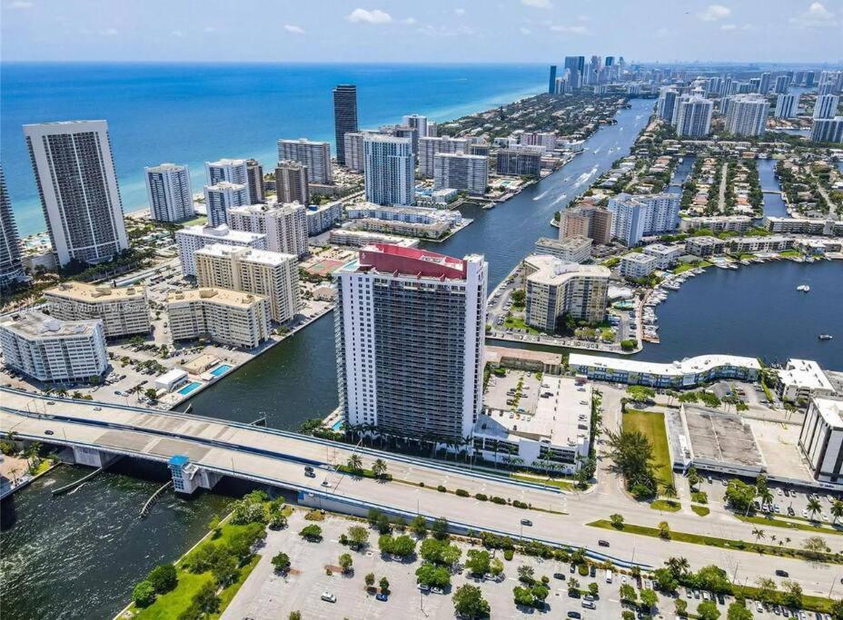 Ocean Views - Pool & Gym - Pet Friendly - Close To Beach Hallandale Beach Exterior photo